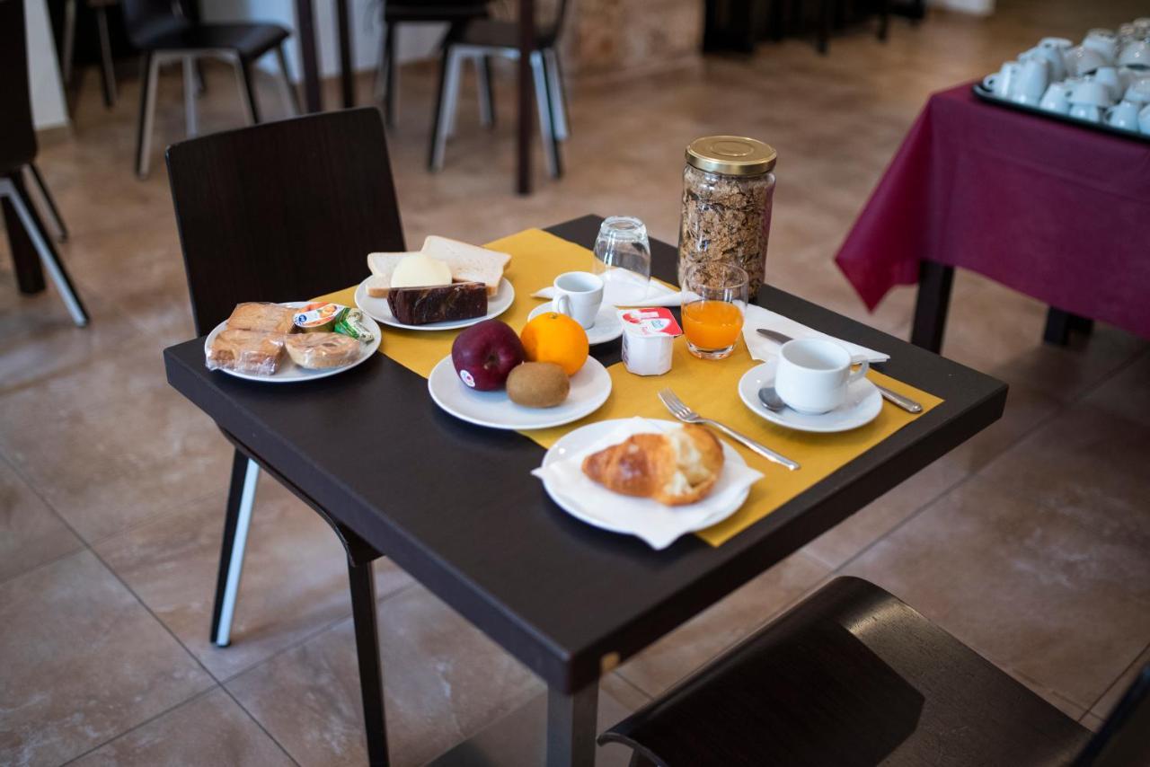 Albergo Ristorante Del Cacciatore Foggia Exteriör bild